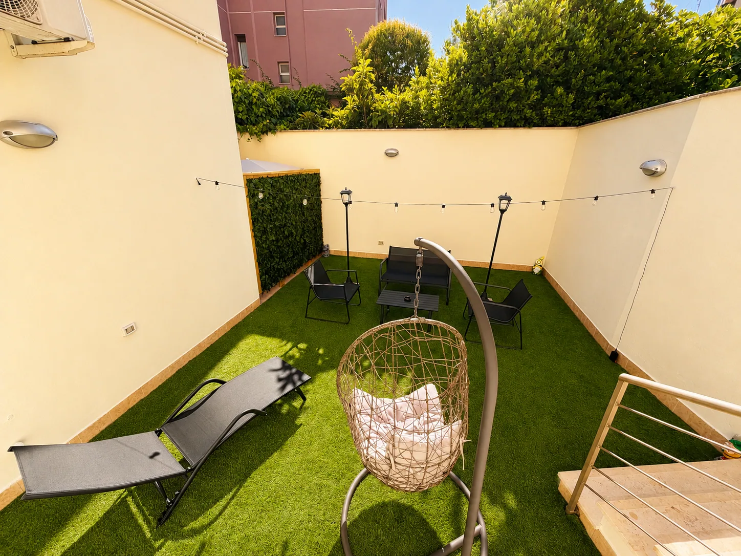 Giardino aggiornato di Del Console con zona relax